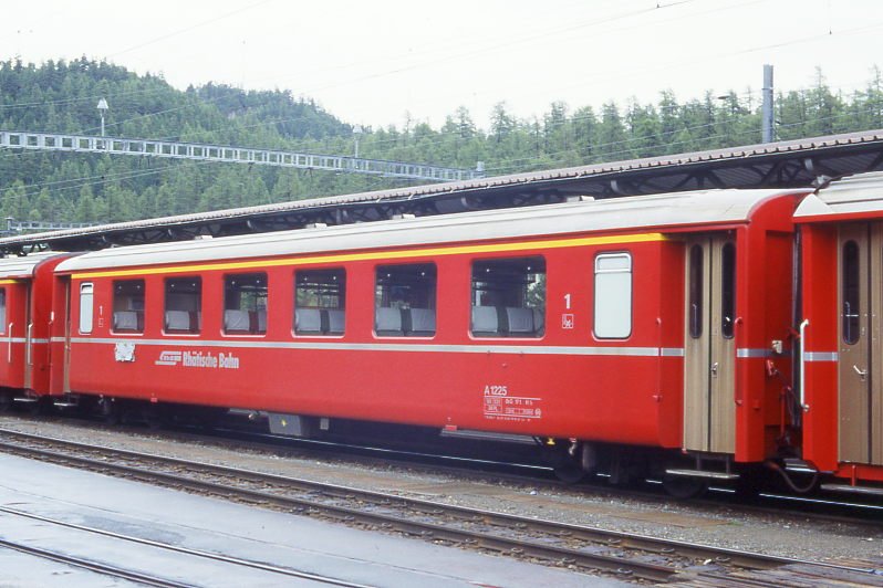 RhB - A 1225 am 06.06.1990 in St.Moritz - 1.Klasse Einheitspersonenwagen Typ I - bernahme 20.12.1962 - FFA/SIG - Fahrzeuggewicht 20,00t - Sitzpltze 36 - LP 18,42m - zulssige Geschwindigkeit 90 km/h - Logo RhB in deutsch - Lebenslauf: ex A4 1225 - 1964 A 1225. Hinweis: noch mit Griffstangen, Klassezahlen klein, hoher Anschriftenblock, dnne Betriebsnummern, gescanntes Dia
