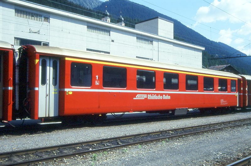 RhB - A 1225 am 06.06.1993 in St.Moritz - 1.Klasse Einheitspersonenwagen Typ I - bernahme 20.12.1962 - FFA/SIG - Fahrzeuggewicht 20,00t - Sitzpltze 36 - LP 18,42m - zulssige Geschwindigkeit 90 km/h - 3=30.08.1991 - Logo RhB in deutsch - Lebenslauf: ex A4 1225 - 1964 A 1225. Hinweis: jetzt mit Hinweispfeile an den Tren fr Taster, Klassezahlen klein, hoher Anschriftenblock, dnne Betriebsnummern, gescanntes Dia
