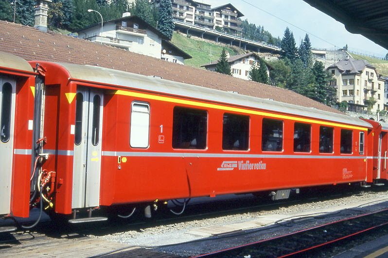 RhB - A 1226 am 07.09.1994 in St.Moritz - 1.Klasse Einheitspersonenwagen Typ I - bernahme 20.12.1962 - FFA/SIG - Fahrzeuggewicht 20,00t - Sitzpltze 36 - LP 18,42m - zulssige Geschwindigkeit 90 km/h - 2=04.10.1991 - Logo RhB in rhtoromanisch - Lebenslauf: ex A4 1226 - 1964 A 1226. Hinweis: Griffstangen entfernt, Hinweispfeile bei den Tren fr Taster, Klassezahlen klein, hoher Anschriftenblock, dnne Betriebsnummern, gescanntes Dia
