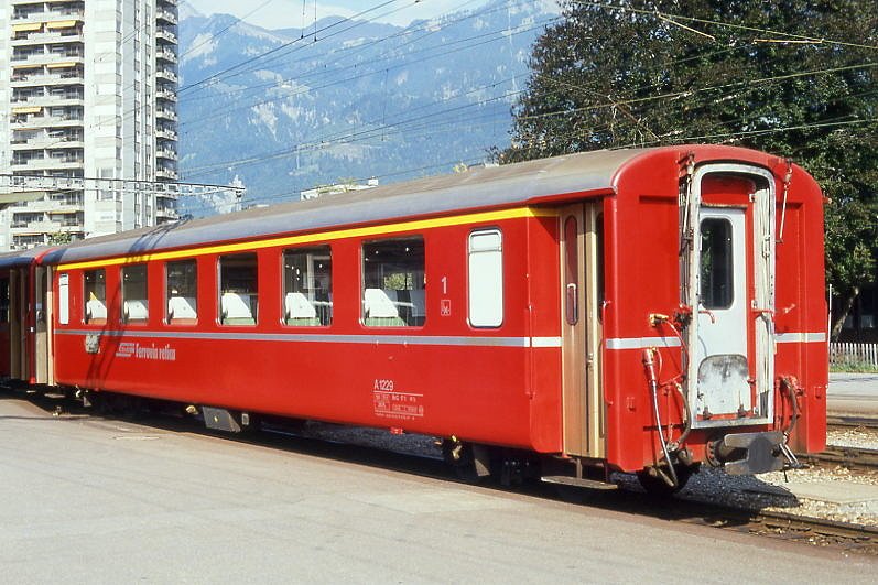 RhB - A 1229 am 03.10.1990 in Landquart - 1.Klasse Einheitspersonenwagen Typ I - bernahme 29.09.1965 - FFA/SIG - Fahrzeuggewicht 18,00t - Sitzpltze 36 - LP 18,42m - zulssige Geschwindigkeit 90 km/h - 2=14.09.1987 - Logo RhB in italienisch. Hinweis: noch mit Griffstangen neben den Tren, Klassezahlen klein, hoher Anschriftenblock, dnne Betriebsnummern, gescanntes Dia
