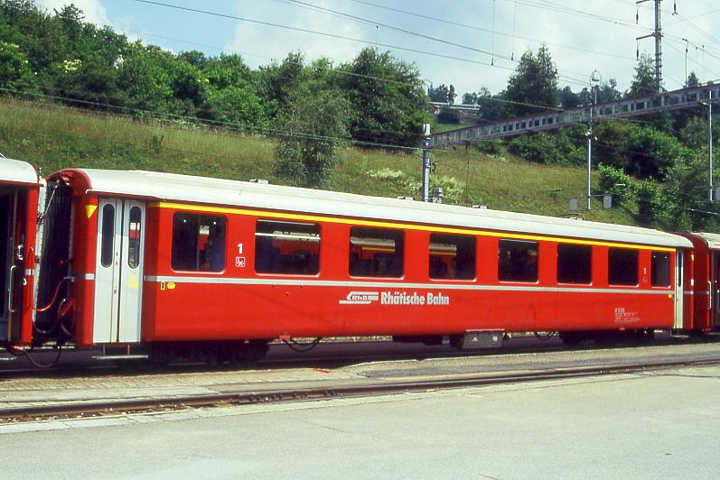 RhB - A 1229 am 28.06.1995 in Filisur - 1.Klasse Einheitspersonenwagen Typ I - bernahme 29.09.1965 - FFA/SIG - Fahrzeuggewicht 18,00t - Sitzpltze 36 - LP 18,42m - zulssige Geschwindigkeit 90 km/h - 3=03.04.1992 - Logo RhB in deutsch. Hinweis: mit gelbe Hinweispfeilen anden Tren fr Taster neben den Tren, Klassezahlen klein, hoher Anschriftenblock, dnne Betriebsnummern, gescanntes Dia
