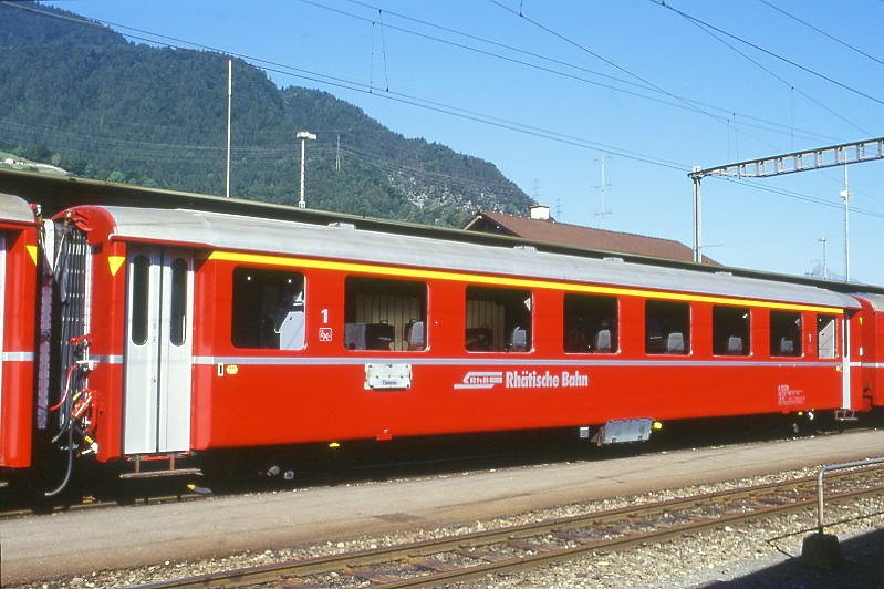 RhB - A 1229 am 26.08.1998 in Landquart - 1.Klasse Einheitspersonenwagen Typ I - bernahme 29.09.1965 - FFA/SIG - Fahrzeuggewicht 18,00t - Sitzpltze 36 - LP 18,42m - zulssige Geschwindigkeit 90 km/h - 3=03.04.1992 - Logo RhB in deutsch. Hinweis: Hinweispfeile an den Tren entfernt, Klassezahlen klein, hoher Anschriftenblock, dnne Betriebsnummern, gescanntes Dia
