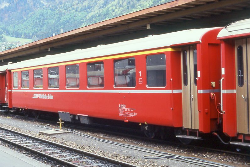 RhB - A 1230 am 15.05.1991 in Chur - 1.Klasse Einheitspersonenwagen Typ I - bernahme 10.06.1965 - FFA/SIG - Fahrzeuggewicht 18,00t - Sitzpltze 36 - LP 18,42m - zulssige Geschwindigkeit 90 km/h - 3=31.08.1989 - Logo RhB in deutsch. Hinweis: noch Griffstangen neben den Tren, Klassezahlen klein, hoher Anschriftenblock, dnne Betriebsnummern, gescanntes Dia
