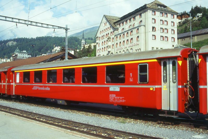 RhB - A 1230 am 28.06.1995 in St.Moritz - 1.Klasse Einheitspersonenwagen Typ I - bernahme 10.06.1965 - FFA/SIG - Fahrzeuggewicht 18,00t - Sitzpltze 36 - LP 18,42m - zulssige Geschwindigkeit 90 km/h - 3=24.01.1992 - Logo RhB in italienisch. Hinweis: jetzt mit gelben Hinweispfeilen an den Tren fr Taster neben den Tren, Klassezahlen klein, hoher Anschriftenblock, dnne Betriebsnummern, gescanntes Dia

