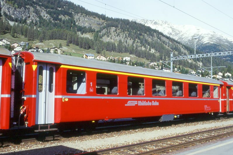 RhB - A 1232 am 08.10.1999 in Samedan - 1.Klasse Einheitspersonenwagen Typ I - bernahme 19.10.1965 - FFA/SIG - Fahrzeuggewicht 18,00t - Sitzpltze 36 - LP 18,42m - zulssige Geschwindigkeit 90 km/h - 3=08.05.1992 2=15.07.1998 - Logo RhB in deutsch. Hinweis: Klassezahlen klein, hoher Anschriftenblock, dnne Betriebsnummern, gescanntes Dia
