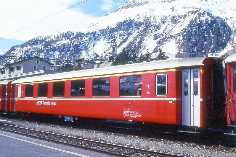 RhB - A 1233 am 07.03.1998 in Samedan - 1.Klasse Einheitspersonenwagen Typ I - �bernahme 22.10.1965 - FFA/SIG - Fahrzeuggewicht 18,00t - Sitzpl�tze 36 - L�P 18,42m - zul�ssige Geschwindigkeit 90 km/h - �3=19.06.1992 - Logo RhB in italienisch. Hinweis: Hinweispfeile f�r Taster an den T�ren entfernt, Klassezahlen klein, hoher Anschriftenblock, d�nne Betriebsnummern, gescanntes Dia
