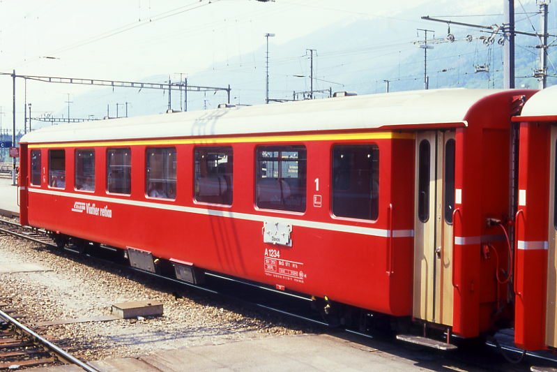 RhB - A 1234 am 31.05.1991 in Landquart - 1.Klasse Einheitspersonenwagen Typ I - bernahme 26.10.1965 - FFA/SIG - Fahrzeuggewicht 18,00t - Sitzpltze 36 - LP 18,42m - zulssige Geschwindigkeit 90 km/h - 1=04.06.1985 - Logo RhB in rhtoromanisch. Hinweis: noch mit Griffstangen neben den Tren, Klassezahlen klein, hoher Anschriftenblock, dnne Betriebsnummern, gescanntes Dia
