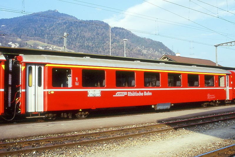 RhB - A 1234 am 28.06.1995 in St.Moritz - 1.Klasse Einheitspersonenwagen Typ I - bernahme 26.10.1965 - FFA/SIG - Fahrzeuggewicht 18,00t - Sitzpltze 36 - LP 18,42m - zulssige Geschwindigkeit 90 km/h - 3=23.07.1992 - Logo RhB in deutsch. Hinweis: Hinweispfeilen an den Tren entfernt, Klassezahlen klein, hoher Anschriftenblock, dnne Betriebsnummern, gescanntes Dia
