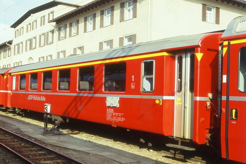 RhB - A 1235 am 28.06.1995 in St.Moritz - 1.Klasse Einheitspersonenwagen Typ I - bernahme 29.10.1965 - FFA/SIG - Fahrzeuggewicht 18,00t - Sitzpltze 36 - LP 18,42m - zulssige Geschwindigkeit 90 km/h - 3=11.09.1992 - Logo RhB in deutsch. Hinweis: mit gelben Hinweispfeile an den Tren fr Taster neben den Tren, Klassezahlen klein, hoher Anschriftenblock, dnne Betriebsnummern, gescanntes Dia
