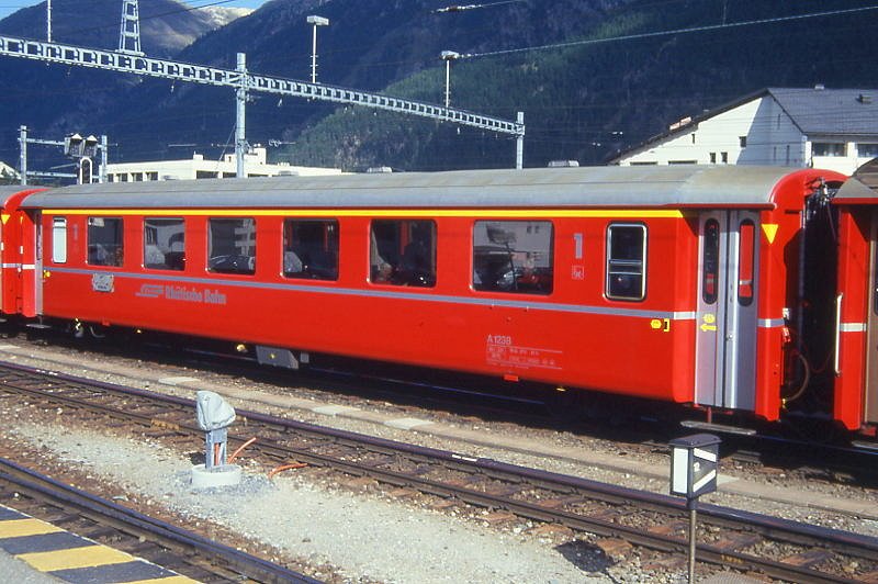 RhB - A 1238 am 31.08.1993 in Samedan - 1.Klasse Einheitspersonenwagen Typ I - bernahme 15.11.1965 - FFA/SIG - Fahrzeuggewicht 19,00t - Sitzpltze 36 - LP 18,42m - zulssige Geschwindigkeit 90 km/h - 3=22.12.1992 - Logo RhB in deutsch. Hinweis: mit gelben Hinweispfeilen an den Tren fr Taster neben den Tren, Klassezahlen gro, hoher Anschriftenblock, dnne Betriebsnummern, gescanntes Dia
