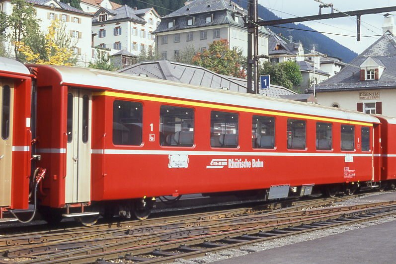 RhB - A 1239 am 01.10.1990 in Disentis - 1.Klasse Einheitspersonenwagen Typ I - bernahme 23.11.1965 - FFA/SIG - Fahrzeuggewicht 18,00t - Sitzpltze 36 - LP 18,42m - zulssige Geschwindigkeit 90 km/h - 2=18.11.1986 - Logo RhB in deutsch. Hinweis: noch mit Griffstangen neben den Tren, Klassezahlen klein, hoher Anschriftenblock, dnne Betriebsnummern, gescanntes Dia
