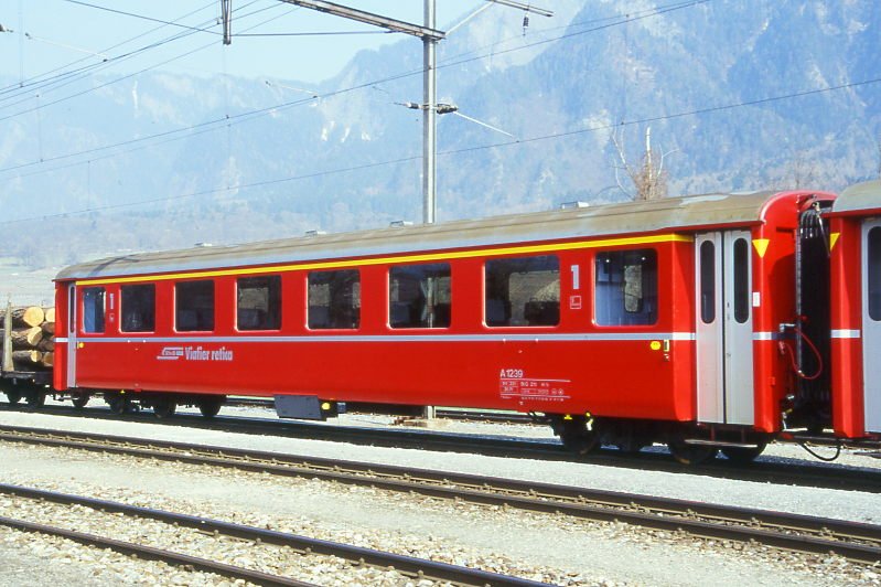 RhB - A 1239 am 18.03.1999 in Untervaz - 1.Klasse Einheitspersonenwagen Typ I - bernahme 23.11.1965 - FFA/SIG - Fahrzeuggewicht 19,00t - Sitzpltze 36 - LP 18,42m - zulssige Geschwindigkeit 90 km/h - 3=12.02.1993 2=13.11.1998 - Logo RhB in rhtoromanisch. Hinweis: Klassezahlen gro, hoher Anschriftenblock, dnne Betriebsnummern, gescanntes Dia
