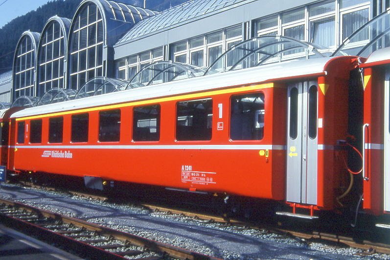 RhB - A 1241 am 05.06.1993 in Thusis - 1.Klasse Einheitspersonenwagen Typ I - bernahme 03.12.1965 - FFA/SIG - Fahrzeuggewicht 19,00t - Sitzpltze 36 - LP 18,42m - zulssige Geschwindigkeit 90 km/h - 3=04.06.1993 - Logo RhB in deutsch. Hinweis: mit gelben Hinweispfeilen an den Tren fr Taster neben den Tren, Klassezahlen gro, hoher Anschriftenblock, dicke Betriebsnummern, gescanntes Dia
