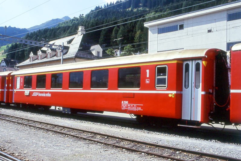 RhB - A 1241 am 23.08.1997 in Disentis - 1.Klasse Einheitspersonenwagen Typ I - bernahme 03.12.1965 - FFA/SIG - Fahrzeuggewicht 19,00t - Sitzpltze 36 - LP 18,42m - zulssige Geschwindigkeit 90 km/h - 3=04.06.1993 - Logo RhB in italienisch. Hinweis: Klassezahlen gro, hoher Anschriftenblock, dicke Betriebsnummern, gescanntes Dia
