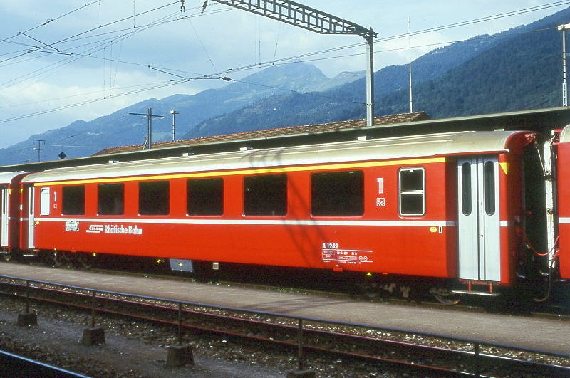 RhB - A 1242 am 28.08.1997 in Landquart - 1.Klasse Einheitspersonenwagen Typ I - bernahme 03.12.1965 - FFA/SIG - Fahrzeuggewicht 19,00t - Sitzpltze 36 - LP 18,42m - zulssige Geschwindigkeit 90 km/h - 3=09.07.1993 - Logo RhB in deutsch. Hinweis: Klassezahlen gro, hoher Anschriftenblock, dicke Betriebsnummern, gescanntes Dia
