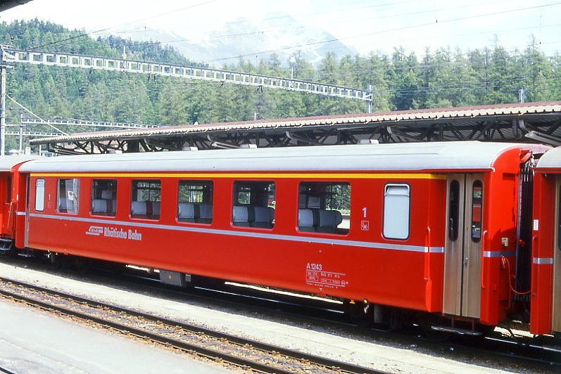 RhB - A 1243 am 27.05.1990 in St.Moritz - 1.Klasse Einheitspersonenwagen Typ I - bernahme 14.12.1965 - FFA/SIG - Fahrzeuggewicht 19,00t - Sitzpltze 36 - LP 18,42m - zulssige Geschwindigkeit 90 km/h - 3=06.12.1978 - Logo RhB in deutsch. Hinweis: noch mit Griffstangen neben den Tren, Klassezahlen klein, hoher Anschriftenblock, dnne Betriebsnummern, gescanntes Dia
