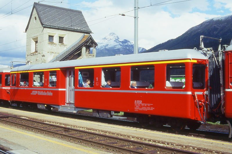 RhB - A 1252 am 29.08.1996 in Zuoz - 1.Klasse Mitteleistiegswagen in leichter Stahlbazart - Baujahr 1939 - SWS/SIG - Fahrzeuggewicht 18,00t - Sitzpl�tze 36 - L�P 17,63m - zul�ssige Geschwindigkeit 90 km/h - �2=14.12.1992 - Logo RhB in deutsch. Lebenslauf: ex AB4� 252 - 1948 B4� 1252 - 1964 A 1252 - 04.07.2006 Abbruch - Hinweis: gescanntes Dia

