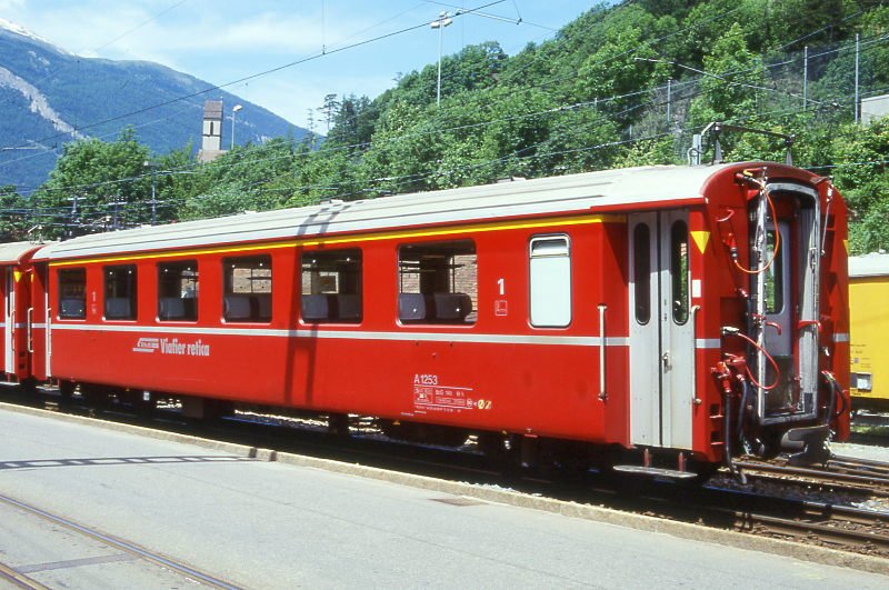 RhB - A 1253 am 07.06.1997 in Chur Sand - 1.Klasse verk�rzter Einheitspersonenwagen Typ I - �bernahme 08.05.1968 - FFA/SIG - Fahrzeuggewicht 15,30t - Sitzpl�tze 36 - L�P 16,97m - zul�ssige Geschwindigkeit 90 km/h - �2=15.12.1995 - Logo RhB in rh�toromanisch. Hinweis: noch mit Griffstangen neben den T�ren, Klassezahlen klein, hoher Anschriftenblock, d�nne Betriebsnummern, gescanntes Dia

