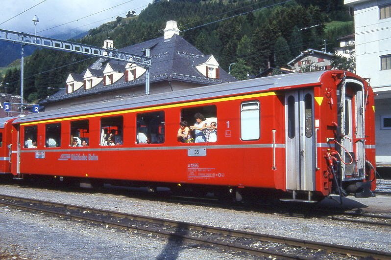 RhB - A 1255 am 12.08.1992 in Disentis - 1.Klasse verkrzter Einheitspersonenwagen Typ I - bernahme 24.05.1968 - FFA/SIG - Fahrzeuggewicht 15,50t - Sitzpltze 36, Stehpltze 30 - LP 16,97m - zulssige Geschwindigkeit 90 km/h - 2=27.11.1990 - Logo RhB in deutsch. Hinweis: noch Griffstangen neben den Tren, Klassezahlen klein, hoher Anschriftenblock, dnne Betriebsnummern, mit Bremszahnrad, Hinweis: gescanntes Dia
