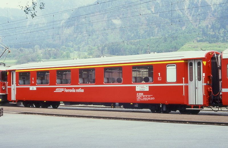 RhB - A 1256 am 13.05.1991 in Untervaz - 1.Klasse verkrzter Einheitspersonenwagen Typ I - bernahme 31.05.1968 - FFA/SIG - Fahrzeuggewicht 15,50t - Sitzpltze 36, Stehpltze 30 - LP 16,97m - zulssige Geschwindigkeit 90 km/h - 2=29.11.1990 - Logo RhB in italienisch. Hinweis: noch Griffstangen neben den Tren, Klassezahlen klein, hoher Anschriftenblock, dnne Betriebsnummern, mit Bremszahnrad - Lebenslauf: ex A 1256 - 28.11.1997 As 1256 Salonwagen Arosa-Express - Hinweis: gescanntes Dia
