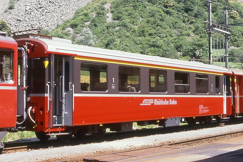 RhB - A 1262 am 17.07.1989 in Brusio - 1.Klasse Personenwagen fr Bernina-Express, verkrzter Einheitspersonenwagen Typ II - bernahme 11.09.1978 - FFA/SWP - Fahrzeuggewicht 15,00t - Sitzpltze 30 - LP 14,91m - zulssige Geschwindigkeit 90 km/h - Logo RhB in deutsch. Hinweis: noch Griffstangen neben den Tren, Klassezahlen klein, hoher Anschriftenblock, dnne Betriebsnummern - Hinweis: gescanntes Dia
