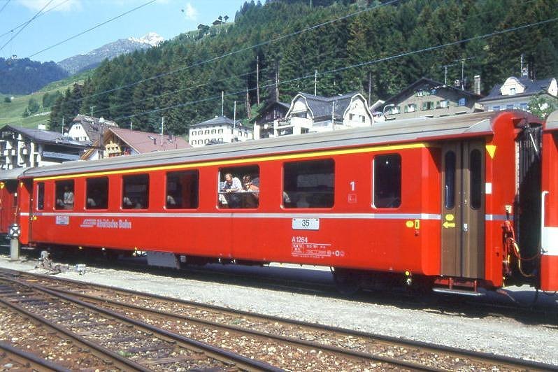 RhB - A 1264 am 06.06.1993 in Disentis - 1.Klasse Personenwagen - Einheitspersonenwagen Typ II - bernahme 14.12.1977 - FFA/SWP - Fahrzeuggewicht 16,40t - Sitzpltze 36 Stehpltze 24 - LP 18,50m - zulssige Geschwindigkeit 90 km/h - 2=21.08.1987 - Logo RhB in deutsch. Hinweis: mit gelben Hinweispfeilen auf den Tren fr Taster neben den Tren, Klassezahlen klein, hoher Anschriftenblock, dnne Betriebsnummern, mit Bremszahnrad - Hinweis: gescanntes Dia
