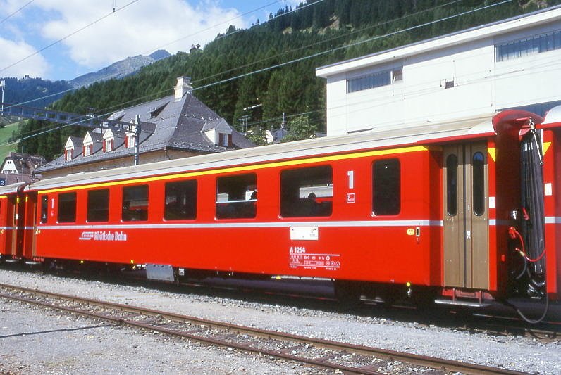 RhB - A 1264 am 29.08.1998 in Disentis - 1.Klasse Personenwagen - Einheitspersonenwagen Typ II - bernahme 14.12.1977 - FFA/SWP - Fahrzeuggewicht 16,50t - Sitzpltze 36 Stehpltze 24 - LP 18,50m - zulssige Geschwindigkeit 90 km/h - 3=02.12.1994 - Logo RhB in deutsch. Hinweis: Klassezahlen gro, hoher Anschriftenblock, dicke Betriebsnummern, mit Bremszahnrad - Hinweis: gescanntes Dia
