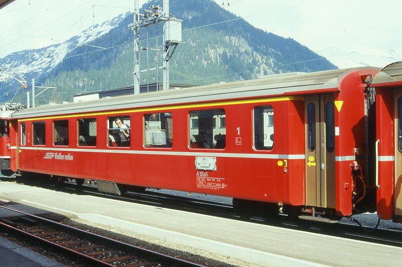 RhB - A 1265 am 10.05.1994 in Davos Dorf - 1.Klasse Personenwagen - Einheitspersonenwagen Typ II - bernahme 19.12.1977 - FFA/SWP - Fahrzeuggewicht 15,00t - Sitzpltze 36 - LP 18,50m - zulssige Geschwindigkeit 90 km/h - 2=26.08.1987 - Logo RhB in rhtoromanisch. Hinweis: Griffstangen neben den Tren entfernt, mit gelben Hinweispfeilen an Tren fr Taster neben den Tren, Klassezahlen klein, hoher Anschriftenblock, dnne Betriebsnummern - Hinweis: gescanntes Dia
