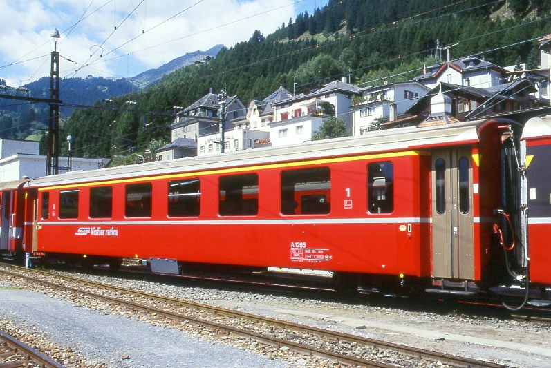 RhB - A 1265 am 29.08.1998 in Disentis - 1.Klasse Personenwagen - Einheitspersonenwagen Typ II - �bernahme 19.12.1977 - FFA/SWP - Fahrzeuggewicht 15,00t - Sitzpl�tze 36 - L�P 18,50m - zul�ssige Geschwindigkeit 90 km/h - �2=23.12.1994 - Logo RhB in rh�toromanisch. Hinweis: Klassezahlen klein, hoher Anschriftenblock, d�nne Betriebsnummern - Hinweis: gescanntes Dia
