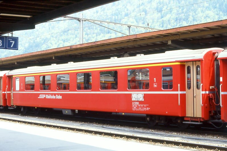 RhB - A 1266 am 20.05.1991 in Chur - 1.Klasse Personenwagen - Einheitspersonenwagen Typ II - �bernahme 21.12.1977 - FFA/SWP - Fahrzeuggewicht 15,00t - Sitzpl�tze 36 - L�P 18,50m - zul�ssige Geschwindigkeit 90 km/h - �2=01.12.1987 - Logo RhB in deutsch. Hinweis: noch Griffstangen neben den T�ren, Klassezahlen klein, hoher Anschriftenblock, d�nne Betriebsnummern - Hinweis: gescanntes Dia
