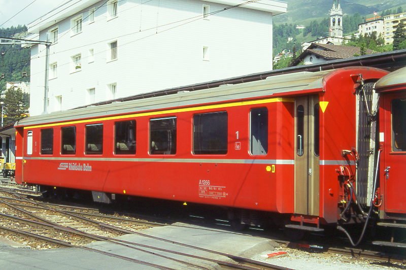 RhB - A 1266 am 28.06.1996 in St.Moritz - 1.Klasse Personenwagen - Einheitspersonenwagen Typ II - �bernahme 21.12.1977 - FFA/SWP - Fahrzeuggewicht 15,00t - Sitzpl�tze 36 - L�P 18,50m - zul�ssige Geschwindigkeit 90 km/h - �2=15.10.1993 - Logo RhB in deutsch. Hinweis: Griffstangen neben den T�ren entfernt, mit Taster neben den T�ren, Klassezahlen klein, hoher Anschriftenblock, d�nne Betriebsnummern - Hinweis: gescanntes Dia
