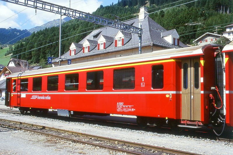RhB - A 1267 am 29.08.1998 in Disentis - 1.Klasse Personenwagen - Einheitspersonenwagen Typ II - bernahme 13.01.1978 - FFA/SWP - Fahrzeuggewicht 15,00t - Sitzpltze 36 - LP 18,50m - zulssige Geschwindigkeit 90 km/h - 2=20.11.1992 - Logo RhB in italienisch. Hinweis:  Klassezahlen klein, hoher Anschriftenblock, dnne Betriebsnummern - Hinweis: gescanntes Dia
