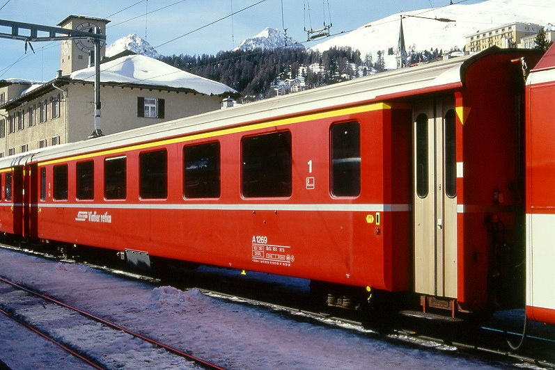 RhB - A 1269 am 26.02.2000 in St.Moritz - 1.Klasse Personenwagen - Einheitspersonenwagen Typ II - bernahme 15.02.1978 - FFA/SWP - Fahrzeuggewicht 15,00t - Sitzpltze 36 - LP 18,50m - zulssige Geschwindigkeit 90 km/h - 2=02.12.1992 1=18.09.1998 - Logo RhB in rhtoromanisch. Hinweis: Klassezahlen klein, hoher Anschriftenblock, dnne Betriebsnummern, gelbe Taster neben den Tren - Hinweis: gescanntes Dia
