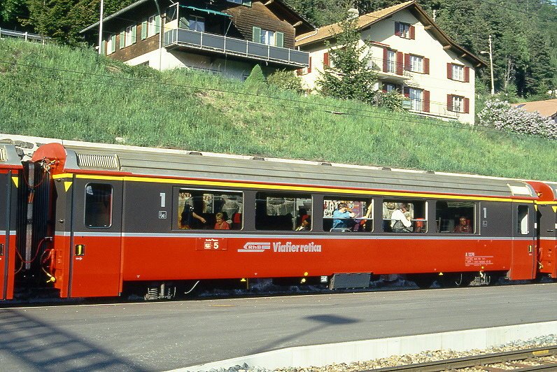 RhB - A 1274 am 15.05.1994 in Tiefencastel - 1.Klasse Personenwagen - fr Berninabahn verkrzter Einheitspersonenwagen Typ IV - bernahme 17.05.1993 - SWA - Fahrzeuggewicht 17,00t - Sitzpltze 30 - LP 16,45m - zulssige Geschwindigkeit 90 km/h - Bernina-Express-Lackierung braunes Fensterband - Logo RhB in rhtoromanisch. Hinweis: Klassezahlen gro, hoher Anschriftenblock, dicke Betriebsnummern - Hinweis: gescanntes Dia
