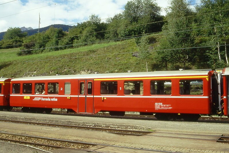 RhB - AB 1516 am 03.09.1996 in Filisur - 1./2. Klasse Personenwagen - Leichtstahl Mitteleinstiegswagen - bernahme 16.11.1956 - SIG - Fahrzeuggewicht 18,00t - Sitzpltze 23/30 - LP 18,22m - zulssige Geschwindigkeit 90 km/h - 2=24.03.1995 - Logo RhB in italienisch. Lebenslauf: ex AB4 1516 - 1964 AB 1516 - 24.03.1995 Pendelzugwagen - 06.12.2006 B 1516 - Hinweis: gescanntes Dia

