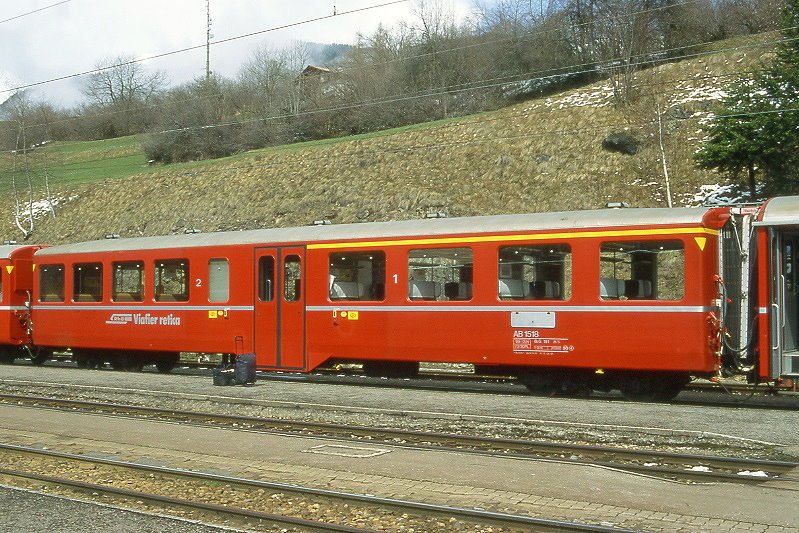 RhB - AB 1518 am 11.04.1998 in Filisur - 1./2. Klasse Personenwagen - Leichtstahl Mitteleinstiegswagen - bernahme 19.12.1957 - SIG - Fahrzeuggewicht 18,00t - Sitzpltze 23/30 - LP 18,22m - zulssige Geschwindigkeit 90 km/h - 2=17.06.1997 - Logo RhB in rhtoromanisch. Lebenslauf: ex AB4 1518 - 1964 AB 1518 - 17.06.1997 Umbau zu Pendelzugwagen - 03/2005 Abbruch - Hinweis: gescanntes Dia
