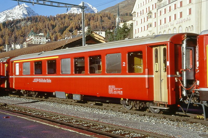 RhB - AB 1523 am 28.08.1996 in St.Moritz - 1./2. Klasse Personenwagen - Einheitswagen Typ EW I - bernahme 08.12.1963 - FFA/SIG - Fahrzeuggewicht 18,00t - Sitzpltze 18/31 - LP 18,42m - zulssige Geschwindigkeit 90 km/h - 3=19.12.1986 - Logo RhB in deutsch - Lebenslauf: ex AB4 1523 - 1964 AB 1523 - 03/1999a - 06/1999 Umbau zu A 1247 - Hinweis: gescanntes Dia
