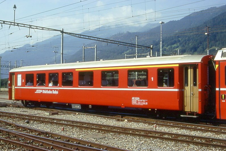 RhB - AB 1528 am 19.08.1995 in Landquart - 1./2. Klasse Personenwagen - Einheitswagen Typ EW I - bernahme 08.08.1963 - FFA/SIG - Fahrzeuggewicht 18,00t - Sitzpltze 18/31 - LP 18,42m - zulssige Geschwindigkeit 90 km/h - 2=30.09.1991 - Logo RhB in deutsch - Lebenslauf: ex AB4 1528 - 1964 AB 1528 - 06/1999a - 10/1999 Umbau zu B 2291- Hinweis: gescanntes Dia
