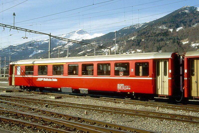 RhB - AB 1529 am 17.03.1999 in Landquart - 1./2.Klasse Einheitspersonenwagen (Typ I) - bernahme 27.12.1965 - FFA/SIG - Fahrzeuggewicht 18,00t - Sitzpltze 18/31 - LP 18,42m - zulssige Geschwindigkeit 90 km/h - 2=30.09.1994 - Logo RhB in deutsch - Lebenslauf: ex AB 1529 - 05/1999 ausr - 09/1999 B 2292 - Hinweis: mit Griffstangen neben den Tren, gescanntes Dia
