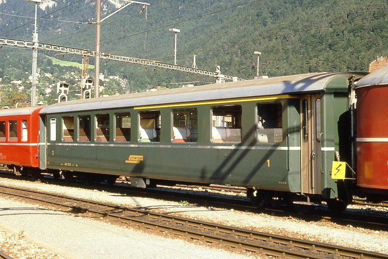 RhB - AB 1533 am 19.08.1989 in Chur - 1./2.Klasse Einheitspersonenwagen (Typ I) - bernahme ?.01.1966 - FFA/SIG - Fahrzeuggewicht 18,00t - Sitzpltze 18/31 - LP 18,42m - zulssige Geschwindigkeit 90 km/h - 2=03.05.1988 - Logo nur RhB - Lebenslauf: ex AB 1533 - 11/1998 ausr - 02/1999 B 2296 - Hinweis: Griffstangen neben den Tren, gescanntes Dia
