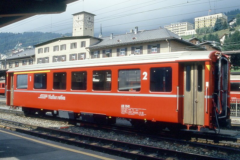 RhB - AB 1541 am 07.09.1994 in St.Moritz - 1./2.Klasse verkrzter Einheitspersonenwagen (Typ I) fr Berninabahn - bernahme 21.06.1968 - FFA/SWP - Fahrzeuggewicht 13,00t - Sitzpltze 12/31 - LP 14,91m - zulssige Geschwindigkeit 90 km/h - 2=25.01.1991 - Logo RhB in rhtoromanisch - Hinweis: Griffstangen neben den Tren, gescanntes Dia
