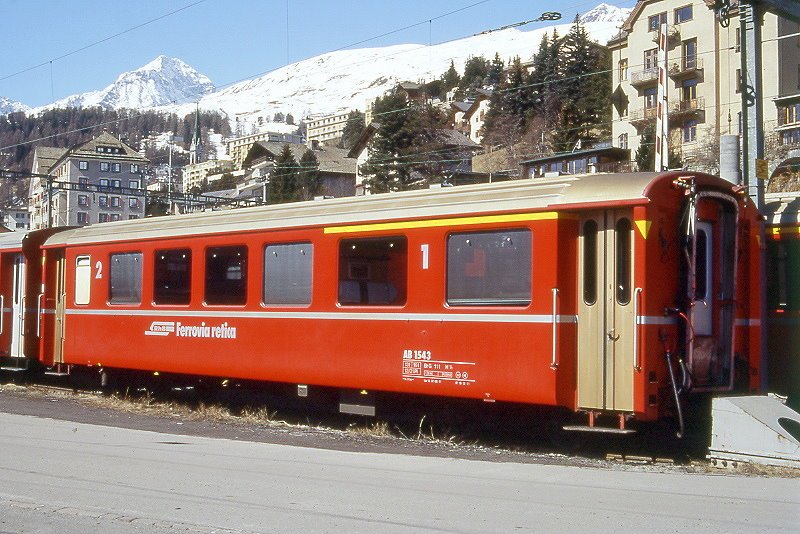 RhB - AB 1543 am 31.03.1996 in St.Moritz - 1./2.Klasse verkrzter Einheitspersonenwagen (Typ I) fr Berninabahn - bernahme 12.07.1968 - FFA/SWP - Fahrzeuggewicht 13,00t - Sitzpltze 12/31 - LP 14,91m - zulssige Geschwindigkeit 90 km/h - 2=19.12.1991 - Logo RhB in italienisch - Hinweis: Griffstangen neben den Tren, gescanntes Dia
