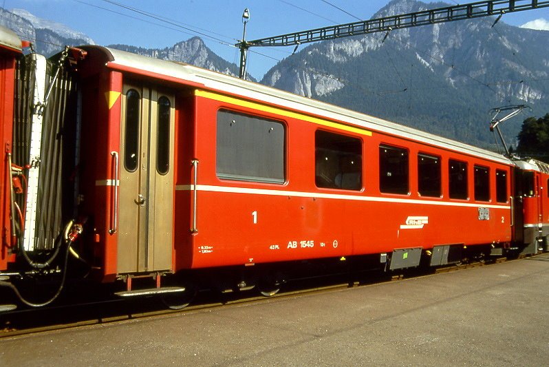 RhB - AB 1545 am 22.08.1991 in Reichenau - 1./2.Klasse verkrzter Einheitspersonenwagen (Typ I) fr Berninabahn - bernahme 1968 - FFA/SWP - Fahrzeuggewicht 13,00t - Sitzpltze 12/31 - LP 14,91m - zulssige Geschwindigkeit 90 km/h - Logo nur RhB - Hinweis: Griffstangen neben den Tren, gescanntes Dia
