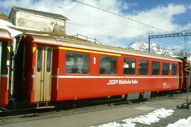 RhB - AB 1546 am 09.03.1998 in Alp Grm - 1./2.Klasse verkrzter Einheitspersonenwagen (Typ I) fr Berninabahn - bernahme 02.08.1968 - FFA/SWP - Fahrzeuggewicht 13,00t - Sitzpltze 12/31 - LP 14,91m - zulssige Geschwindigkeit 90 km/h - 2=16.04.1992 - Logo RhB in deutsch - Lebenslauf: ex AB 1546 - 08/1998 As 1171 I - 10/2002 AB 1546 - Hinweis: Griffstangen neben den Tren, gescanntes Dia

