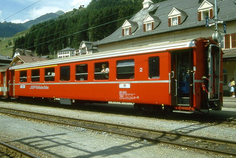 RhB - AB 1561 am 02.08.1992 in Disentis - 1./2.Klasse Einheitspersonenwagen (Typ II) mit Bremszahnrad - bernahme 08.12.1975 - FFA/SWP - Fahrzeuggewicht 16,80t - Sitzpltze 18/28 - LP 18,50m - zulssige Geschwindigkeit 90 km/h - 2=02.12.1990 - Logo RhB in deutsch - Hinweis: Griffstangen neben den Tren, gescanntes Dia
