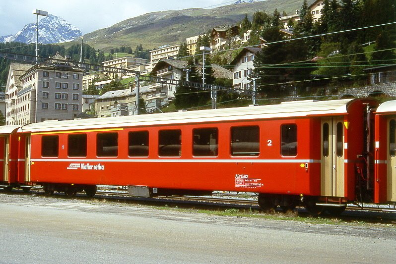 RhB - AB 1562 am 04.09.1996 in St.Moitz - 1./2.Klasse Einheitspersonenwagen (Typ II) - bernahme 09.12.1975 - FFA/SWP - Fahrzeuggewicht 15,00t - Sitzpltze 18/28 - LP 18,50m - zulssige Geschwindigkeit 90 km/h - 2=12.06.1996 - Logo RhB in rhtoromanisch - Hinweis: Griffstangen neben den Tren entfernt, mit Taster neben den Tren, gescanntes Dia
