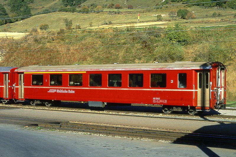 RhB - AB 1565 am 30.09.1990 in Scuol - 1./2.Klasse Einheitspersonenwagen (Typ II) - bernahme 31.12.1975 - FFA/SWP - Fahrzeuggewicht 15,00t - Sitzpltze 18/28 - LP 18,50m - zulssige Geschwindigkeit 90 km/h - 2=06.02.1986 - Logo RhB in deutsch - Hinweis: mit Griffstangen neben den Tren, Anschriftenfeld schmal, gescanntes Dia
