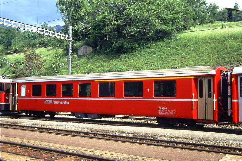RhB - AB 1565 am 21.06.1995 in Filisur - 1./2.Klasse Einheitspersonenwagen (Typ II) - bernahme 31.12.1975 - FFA/SWP - Fahrzeuggewicht 15,00t - Sitzpltze 18/28 - LP 18,50m - zulssige Geschwindigkeit 90 km/h - 2=07.11.1990 - Logo RhB in italienisch - Hinweis: mit Griffstangen neben den Tren, Anschriftenfeld breit, gescanntes Dia

