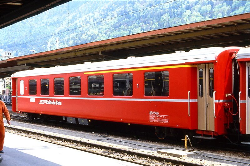 RhB - AB 1566 am 20.05.1991 in Chur - 1./2.Klasse Einheitspersonenwagen (Typ II) - bernahme 28.01.1976 - FFA/SWP - Fahrzeuggewicht 15,00t - Sitzpltze 18/28 - LP 18,50m - zulssige Geschwindigkeit 90 km/h - 2=05.11.1981 2=06.10.1988 - Logo RhB in deutsch - Hinweis: mit Griffen neben den Tren, gescanntes Dia
