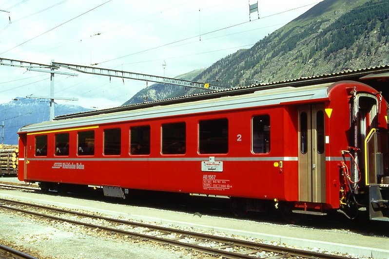 RhB - AB 1567 am 31.08.1996 in Pontresina - 1./2.Klasse Einheitspersonenwagen (Typ II) - bernahme 22.01.1976 - FFA/SWP - Fahrzeuggewicht 15,00t - Sitzpltze 18/28 - LP 18,50m - zulssige Geschwindigkeit 90 km/h - 2=19.12.1995 - Logo RhB in deutsch - Hinweis: Griffstangen entfernt, Taster neben den Tren, gescanntes Dia
